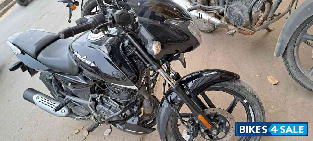 Black Bajaj Pulsar 125 Split Seat