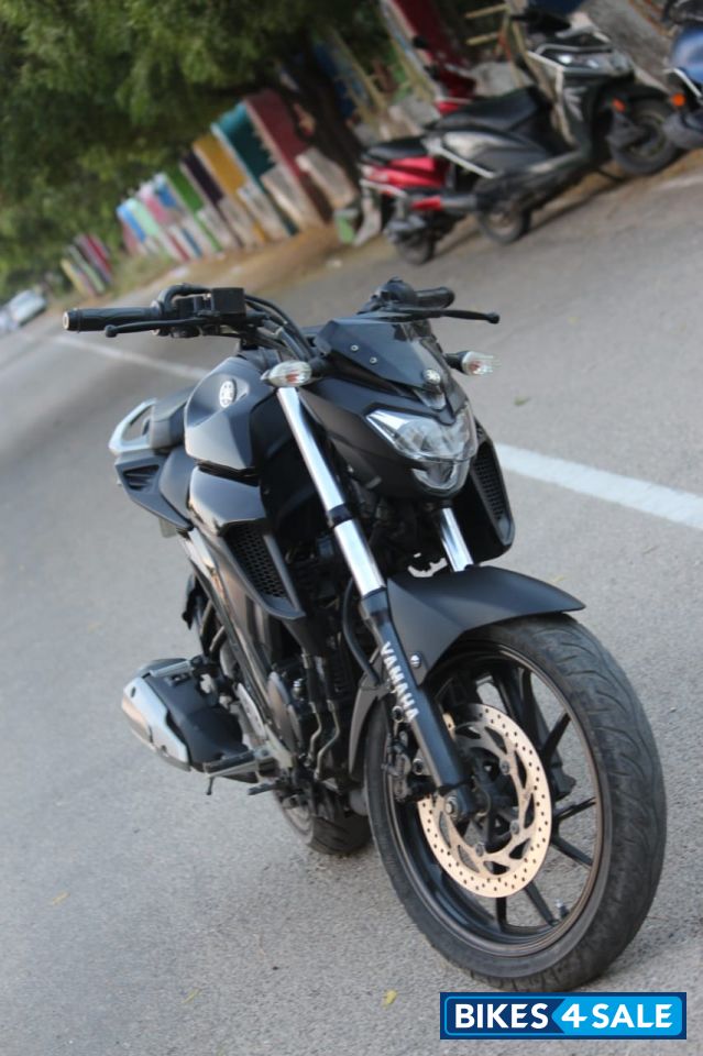 Black Yamaha FZ25