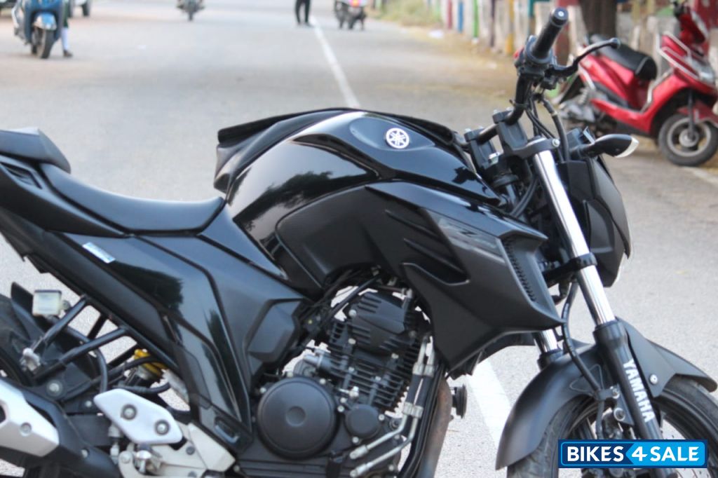 Black Yamaha FZ25
