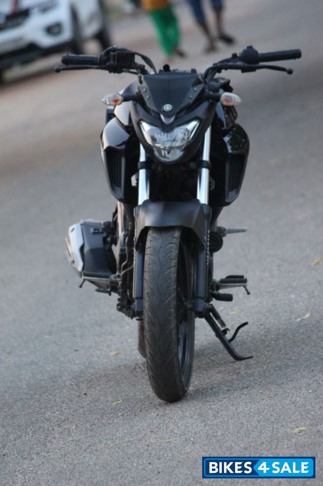 Black Yamaha FZ25
