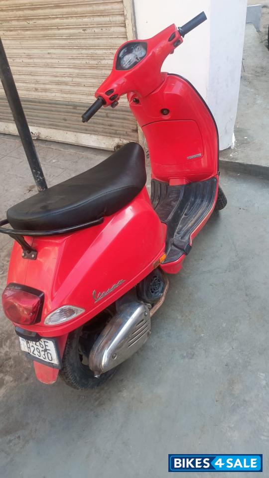 Red Vespa LX 125