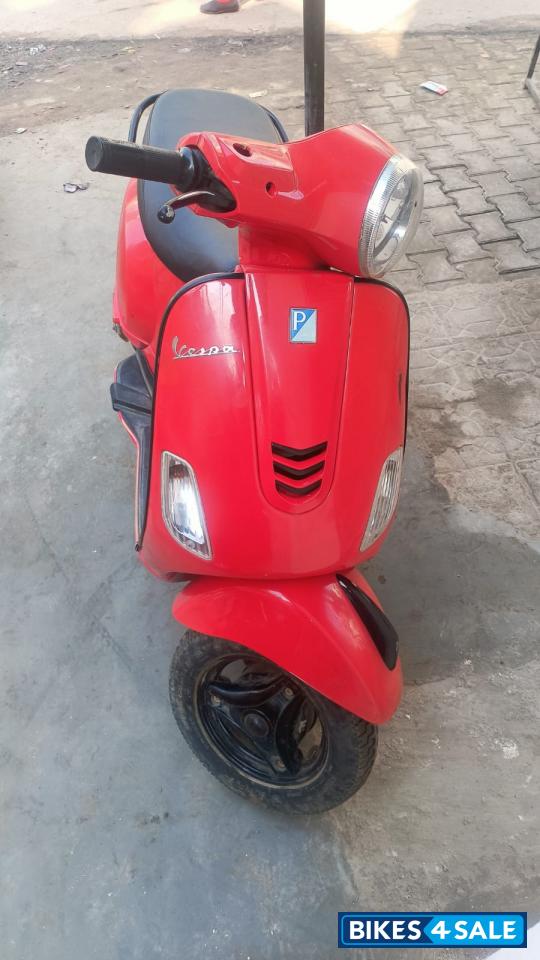 Red Vespa LX 125