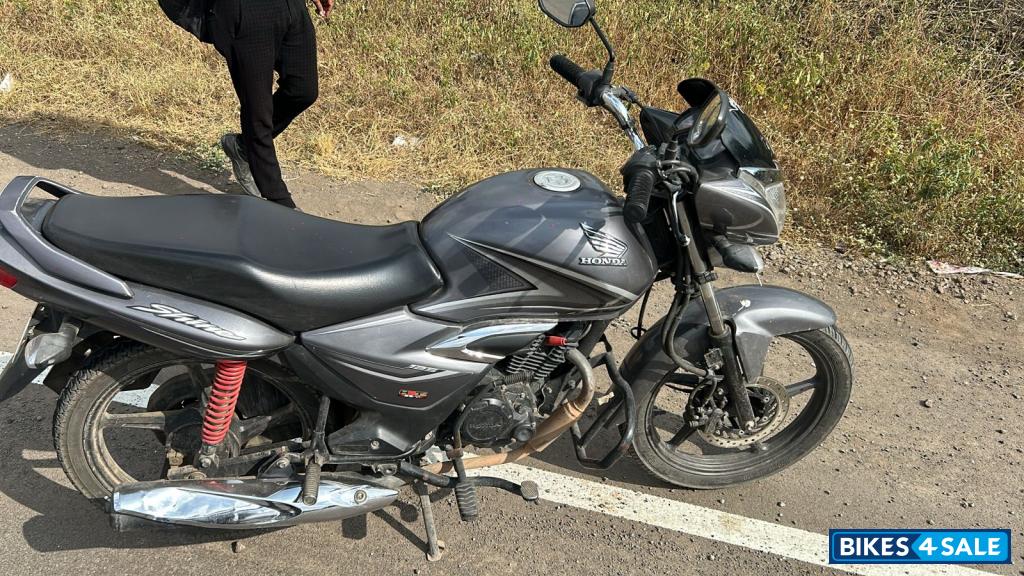 Gray Honda CB Shine