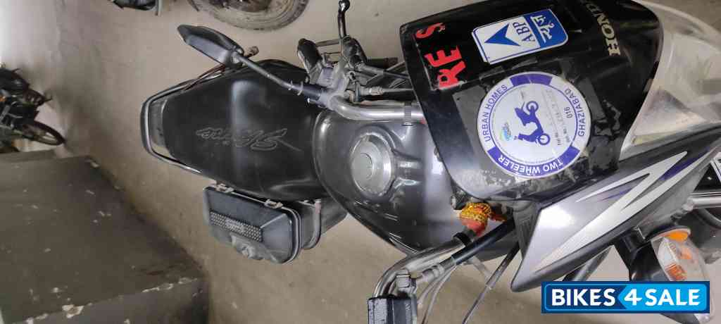 Grey Honda Shine 125
