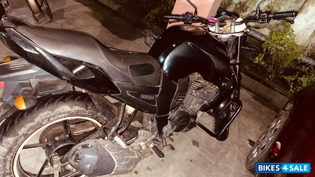 Black Yamaha FZ16