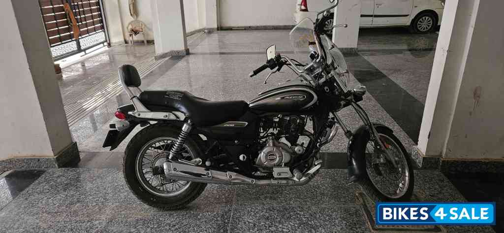 Black Bajaj Avenger Cruise 220 BS6