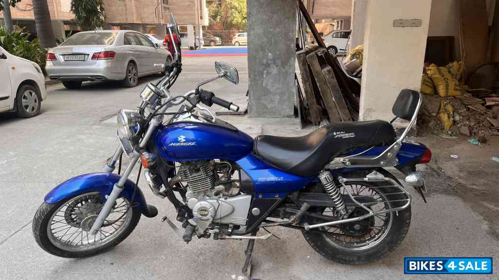 Blue Bajaj Avenger 220 DTS-i