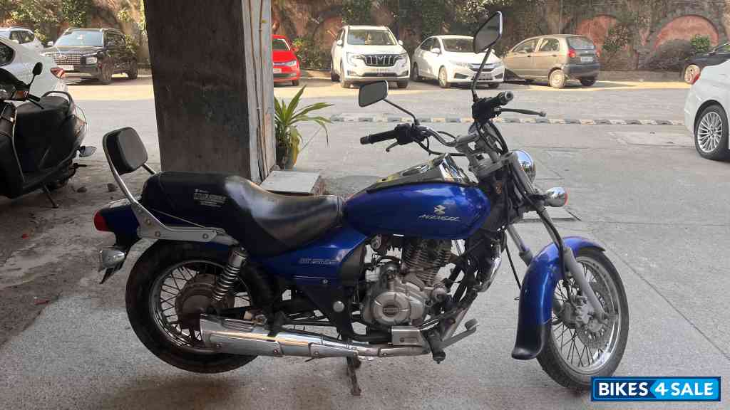 Blue Bajaj Avenger 220 DTS-i