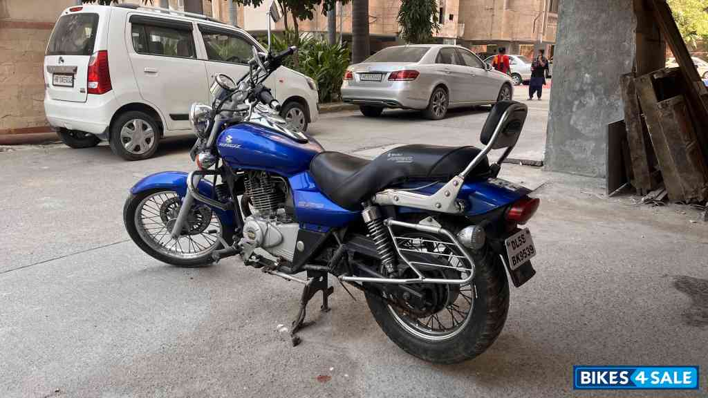 Blue Bajaj Avenger 220 DTS-i