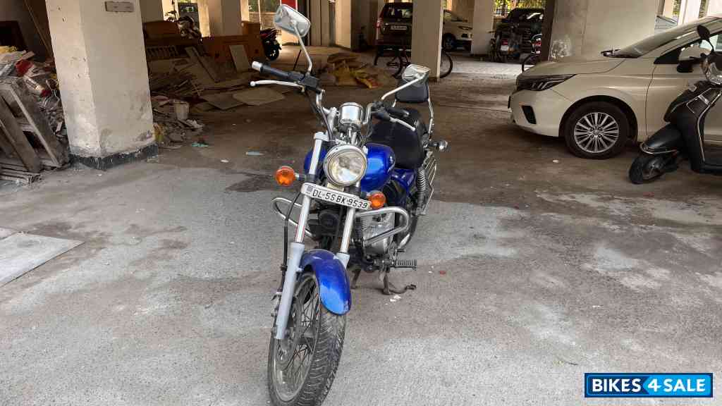 Blue Bajaj Avenger 220 DTS-i