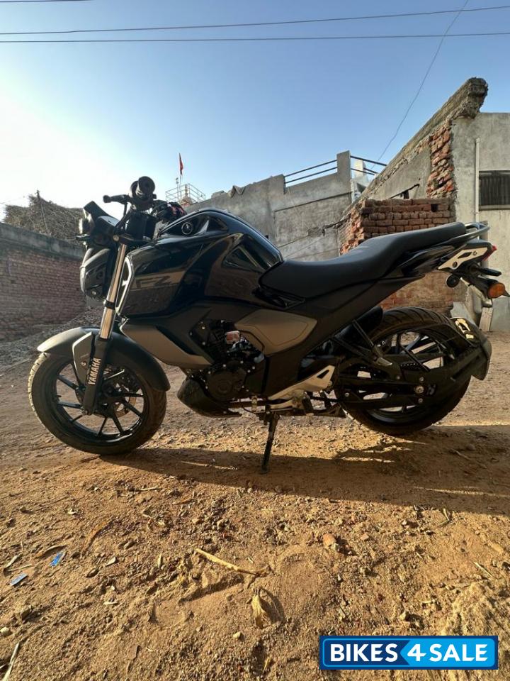 Black Yamaha FZ-S FI V3 2022 Black Yamaha FZ-S FI V3 2022