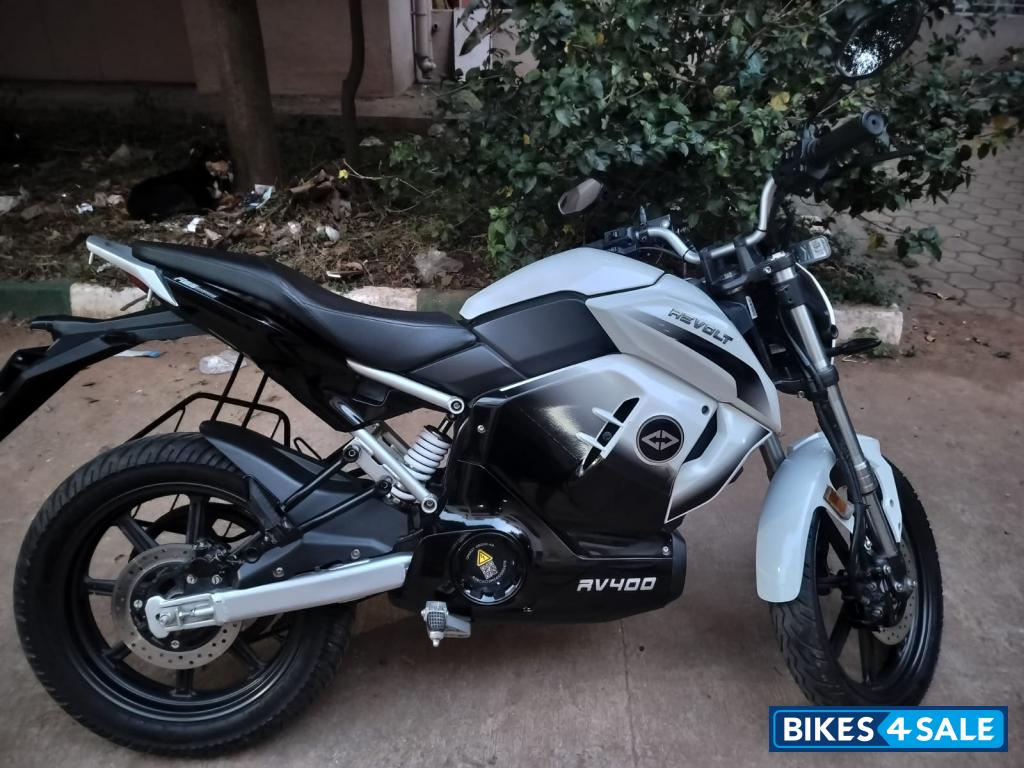 Revolt RV 400