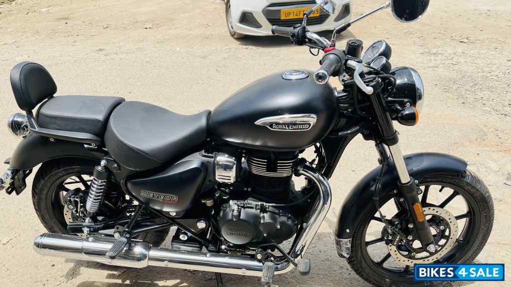Black Royal Enfield Meteor 350