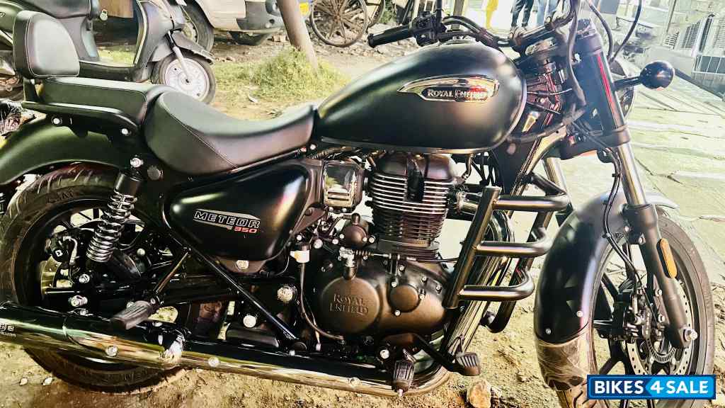 Black Royal Enfield Meteor 350