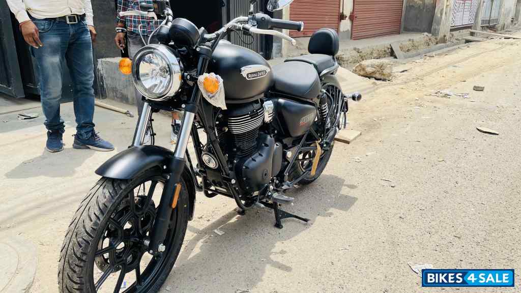 Black Royal Enfield Meteor 350