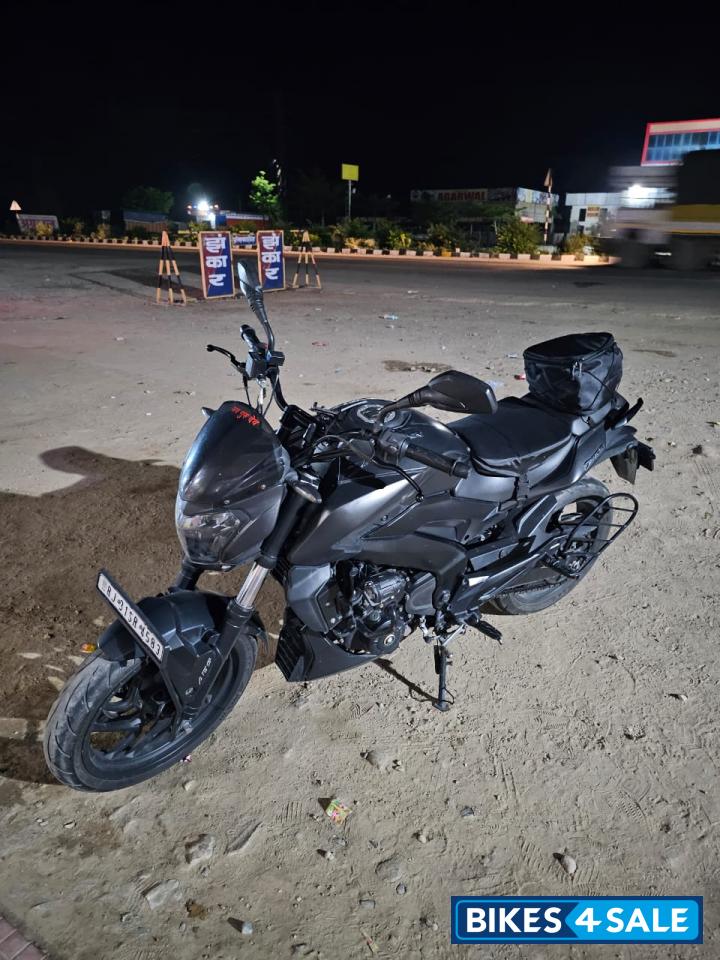 Met Black Bajaj Dominar 400 Disc