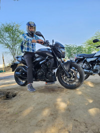 Met Black Bajaj Dominar 400 Disc