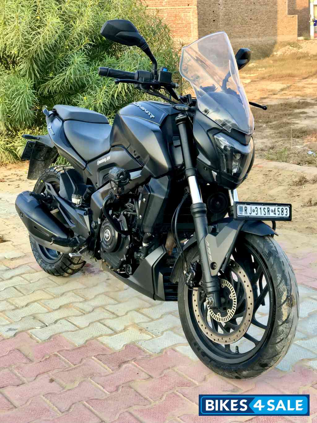 Met Black Bajaj Dominar 400 Disc