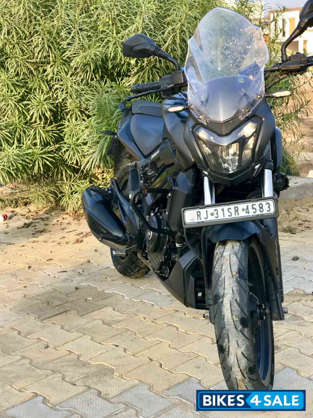 Met Black Bajaj Dominar 400 Disc