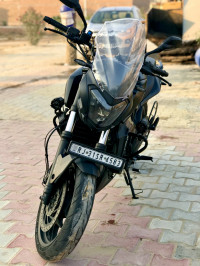 Met Black Bajaj Dominar 400 Disc