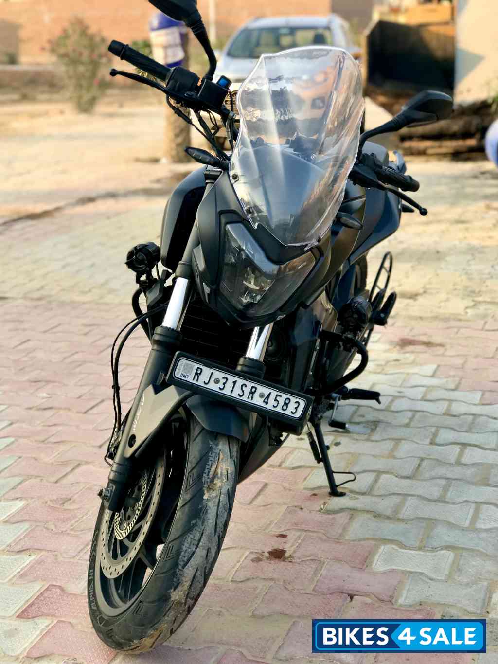 Met Black Bajaj Dominar 400 Disc