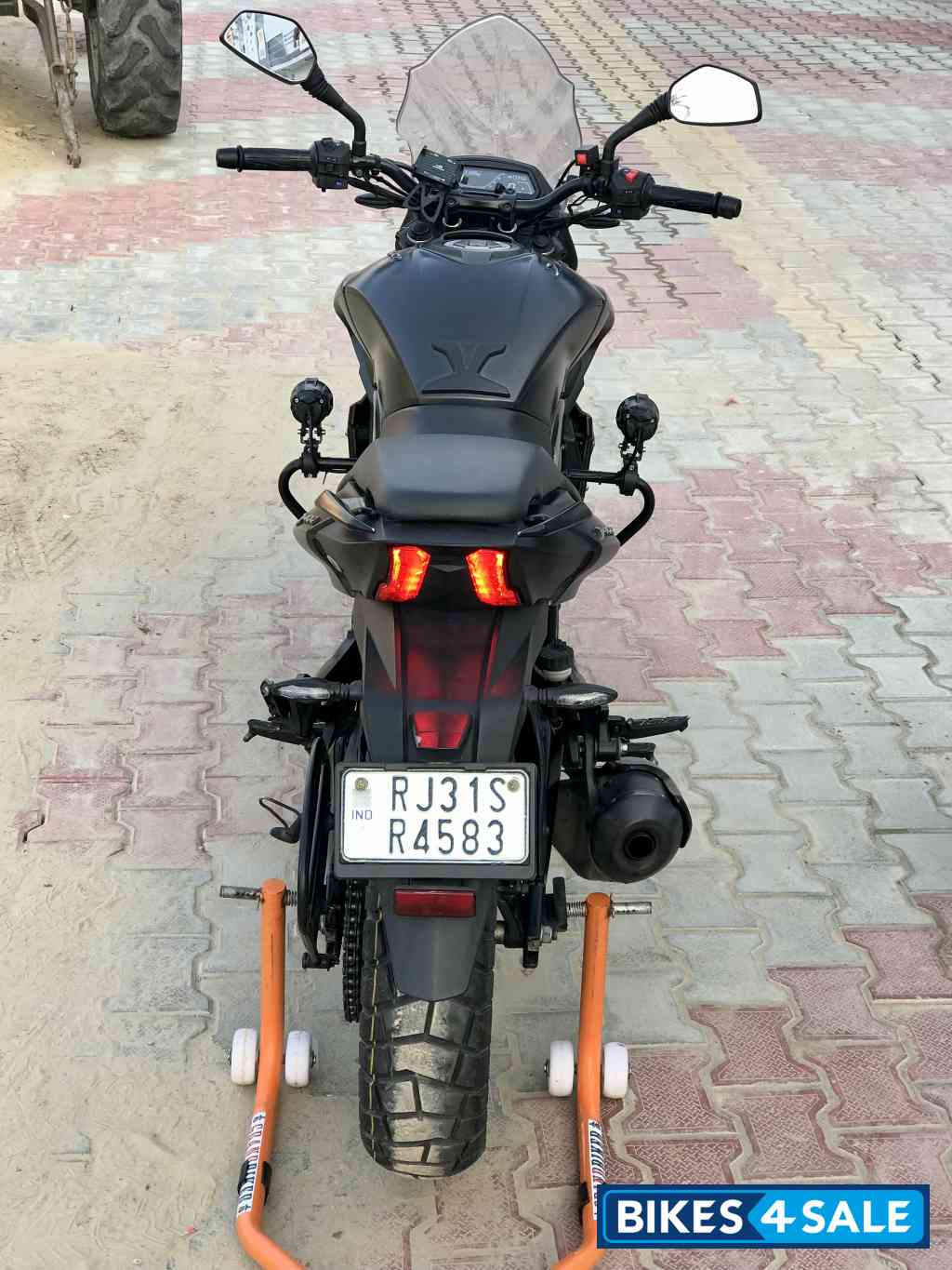 Met Black Bajaj Dominar 400 Disc
