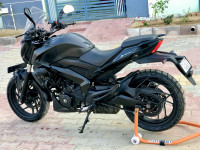 Met Black Bajaj Dominar 400 Disc