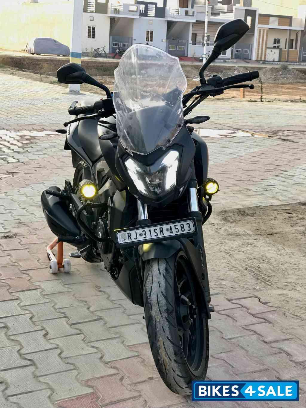 Met Black Bajaj Dominar 400 Disc