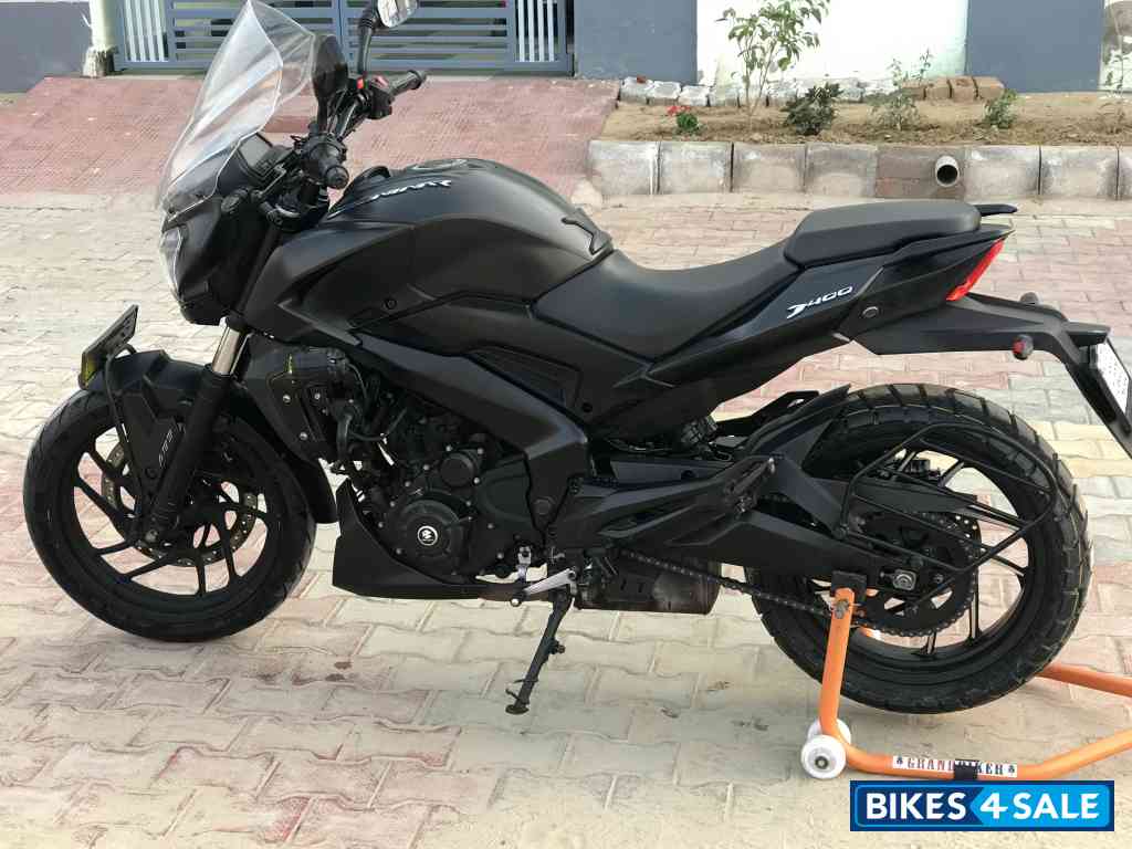 Met Black Bajaj Dominar 400 Disc
