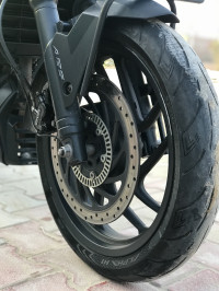 Met Black Bajaj Dominar 400 Disc