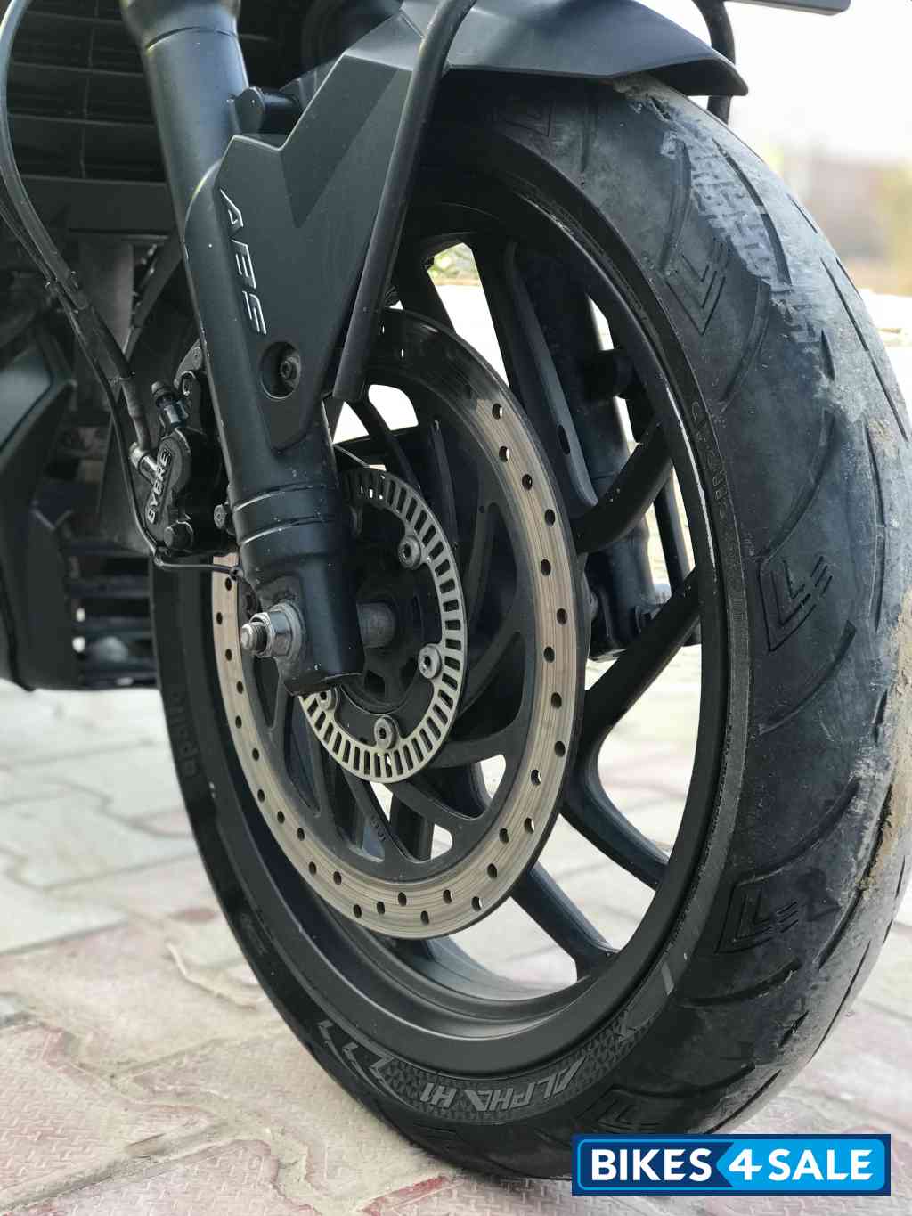 Met Black Bajaj Dominar 400 Disc