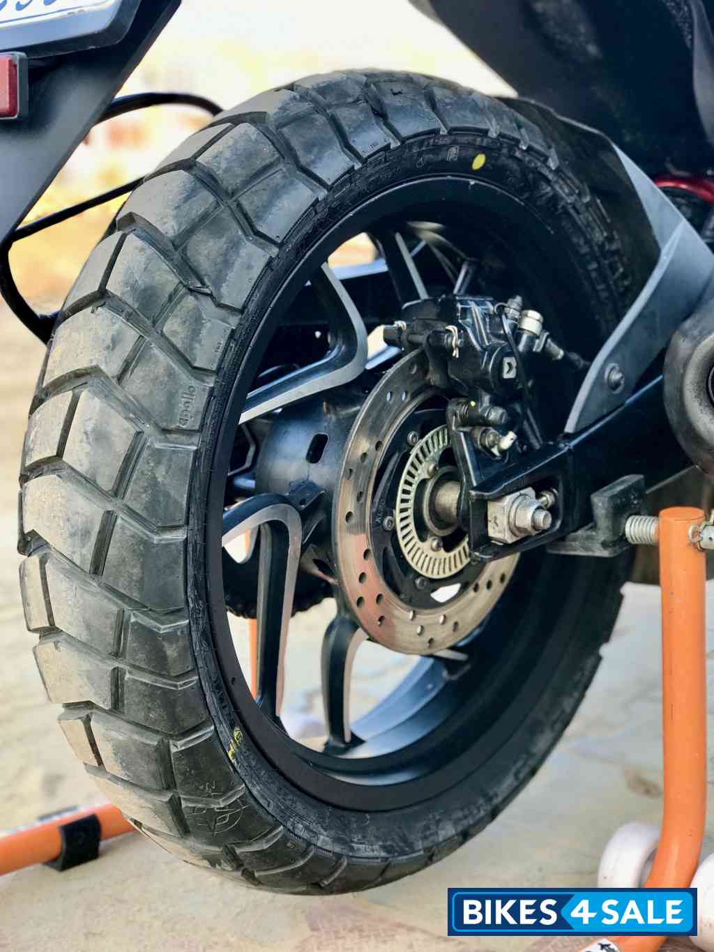 Met Black Bajaj Dominar 400 Disc