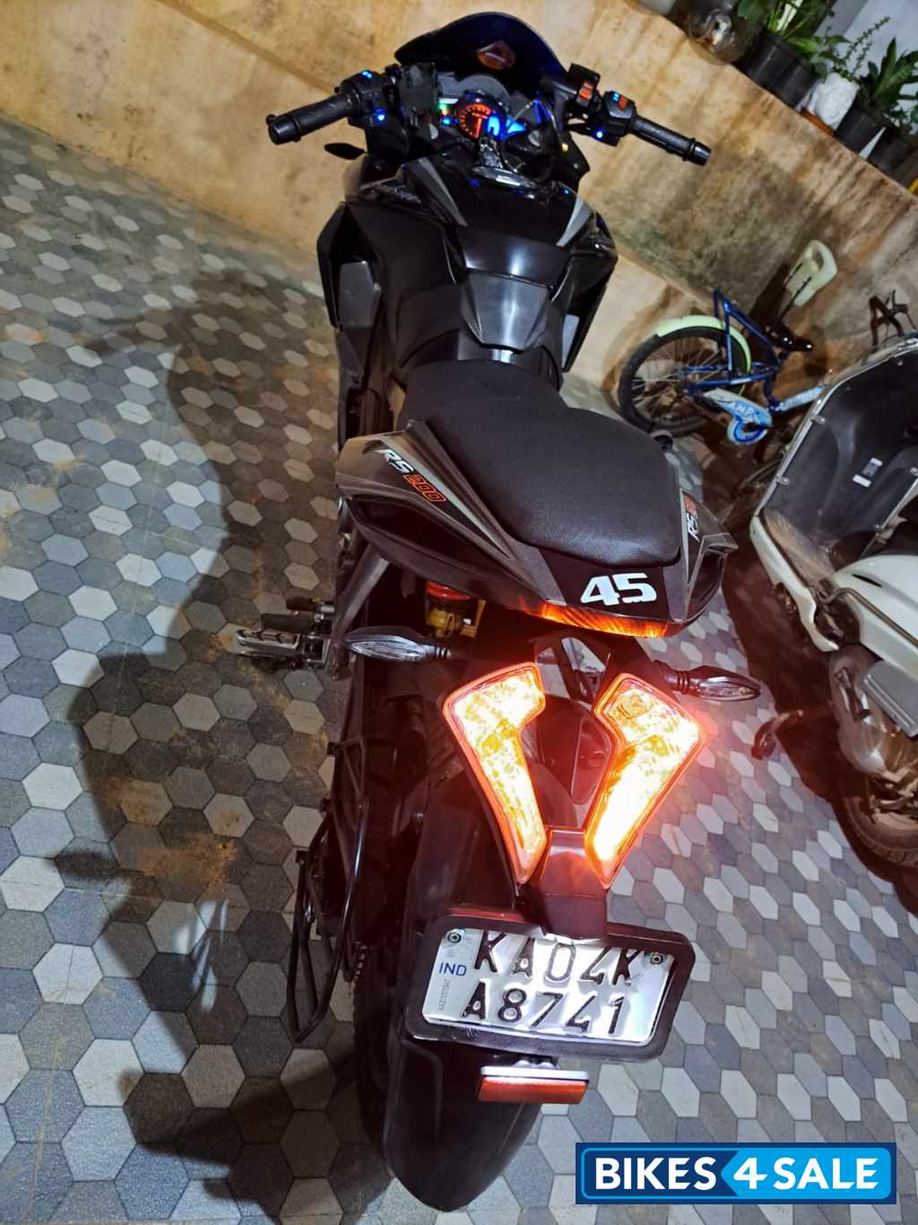 Bajaj Pulsar RS 200 ABS
