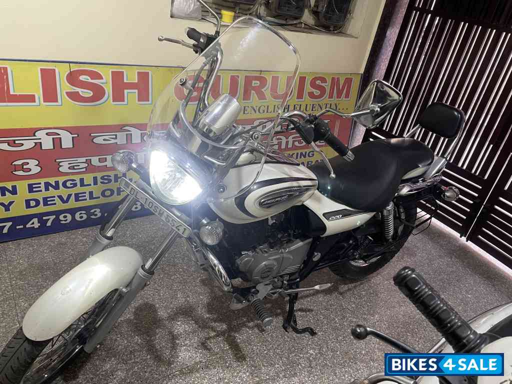 White Bajaj Avenger Cruise 220