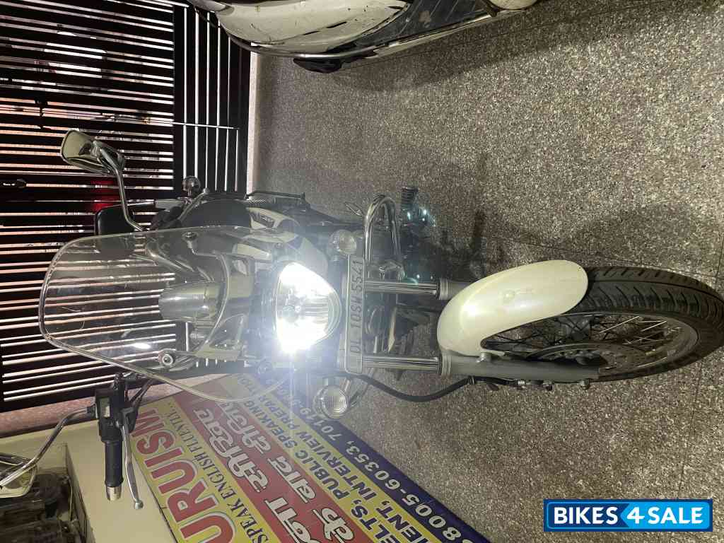 White Bajaj Avenger Cruise 220