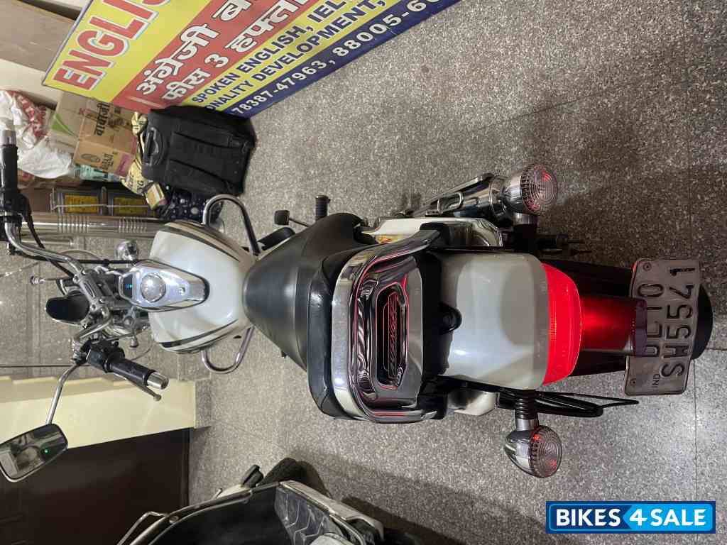 White Bajaj Avenger Cruise 220