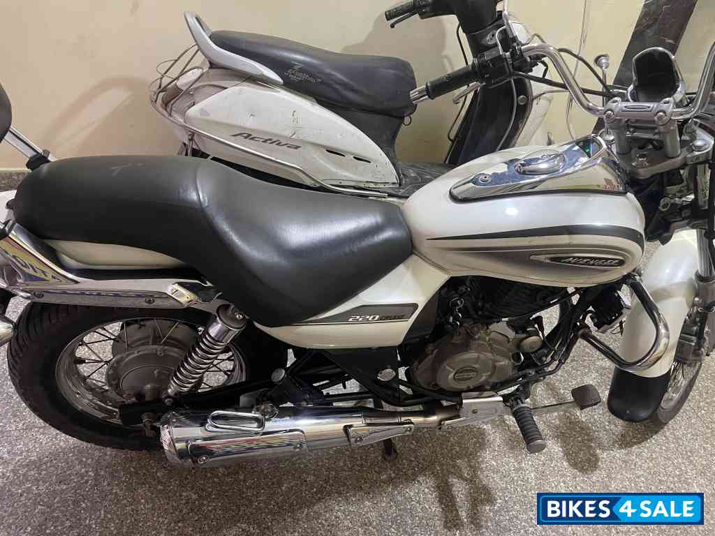 White Bajaj Avenger Cruise 220