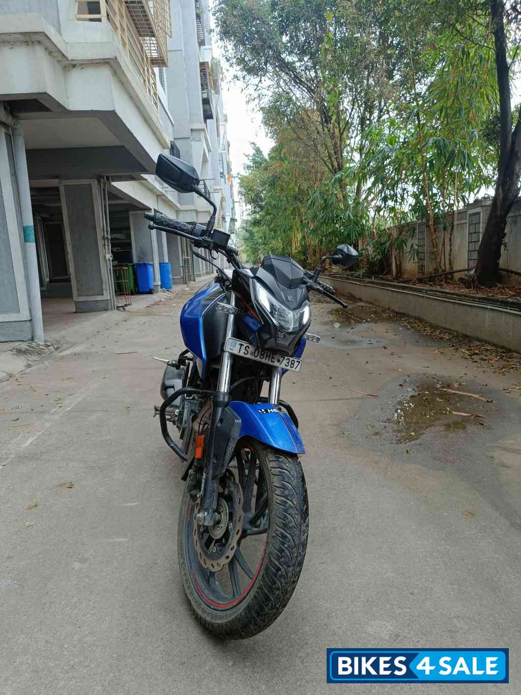 Vibrant Blue Hero Xtreme 160R BS6