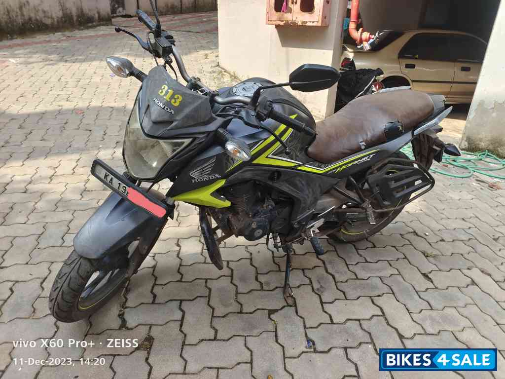 Green Honda CB Hornet 160R