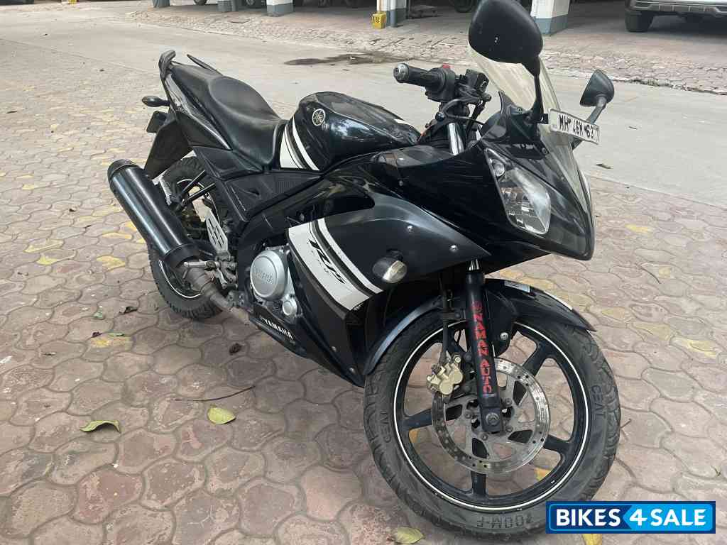 Black Yamaha YZF R15