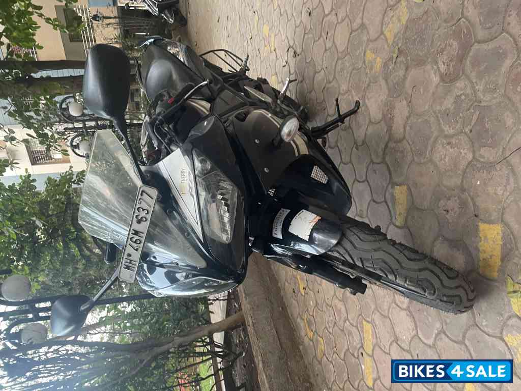 Black Yamaha YZF R15