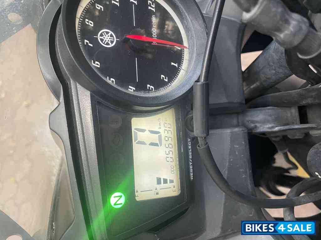 Black Yamaha YZF R15