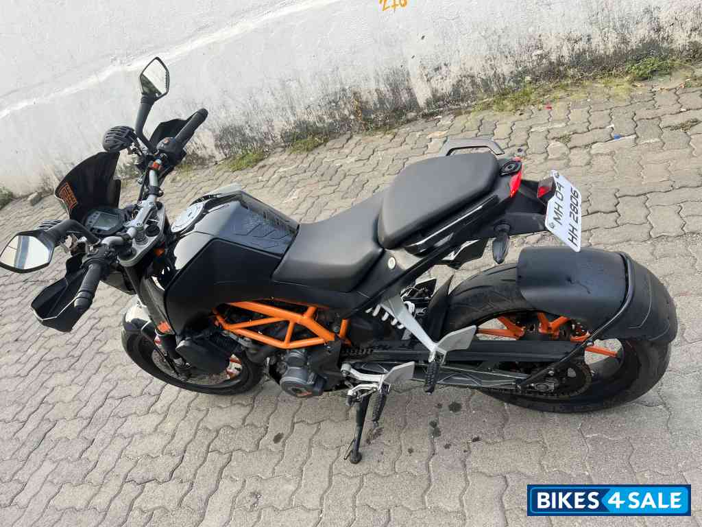 Black & Orange KTM Duke 390