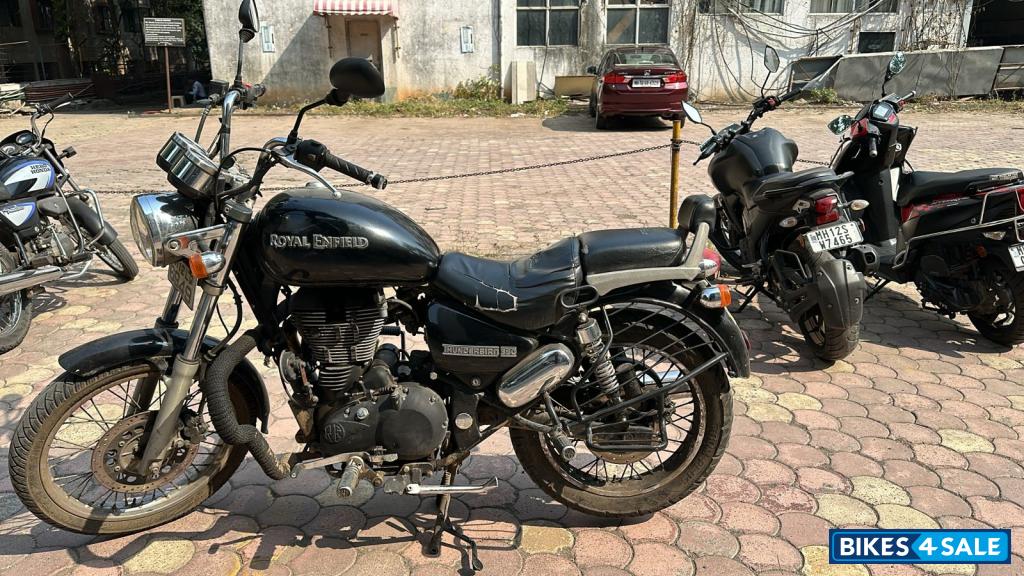 Black Royal Enfield Thunderbird 350