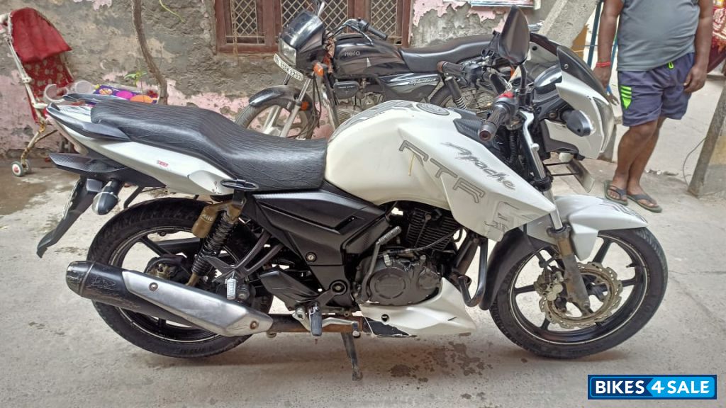 White TVS Apache RTR 180