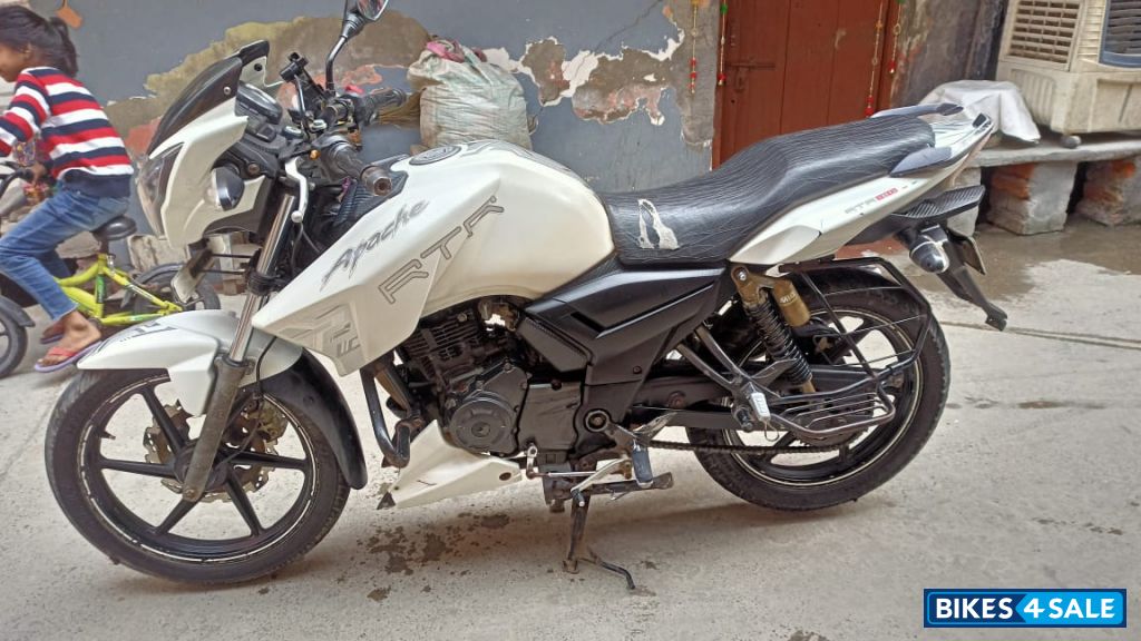White TVS Apache RTR 180