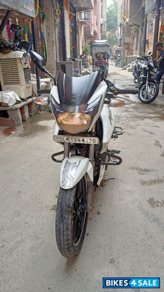 White TVS Apache RTR 180