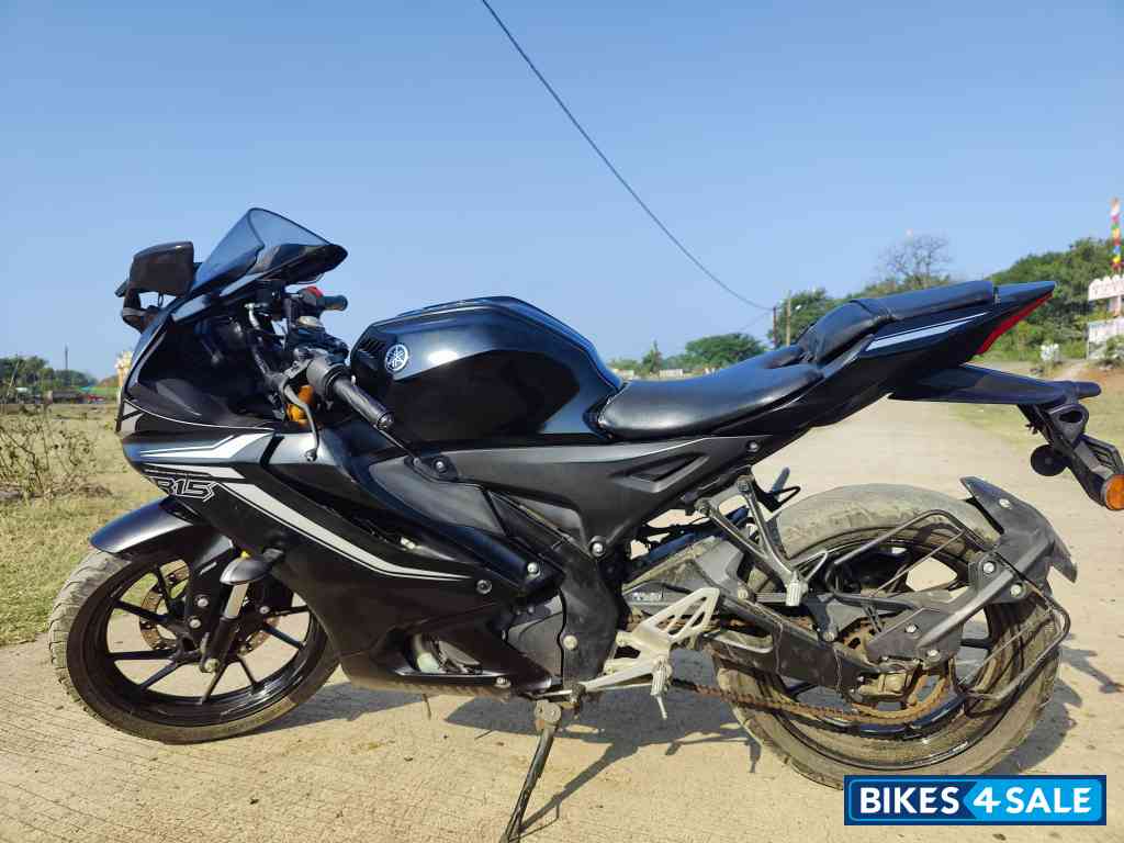 Black Yamaha R15 V4