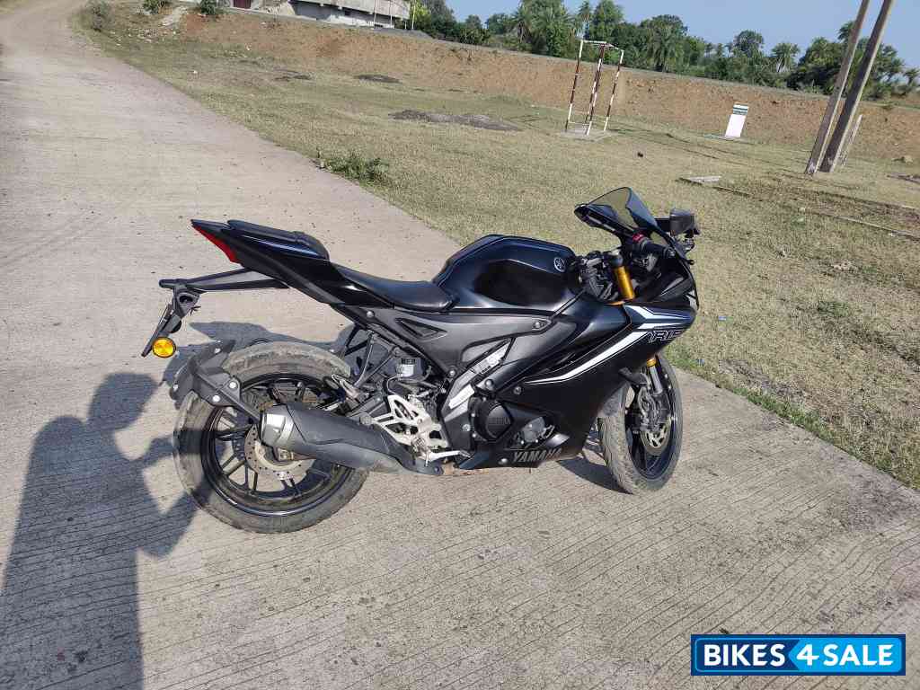 Black Yamaha R15 V4