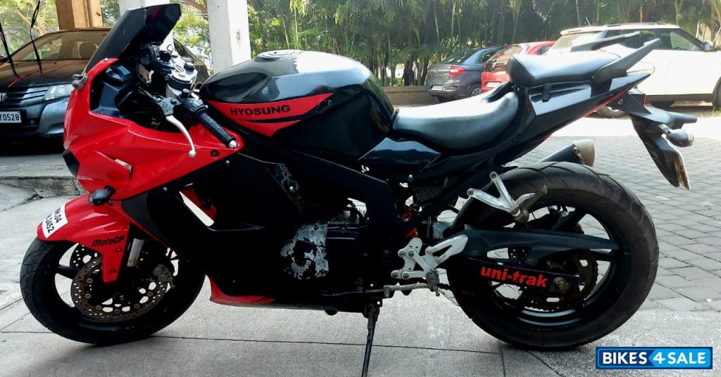 Red/black Hyosung GT250R Red/black Hyosung GT250R